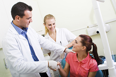 Un dentiste et son patient